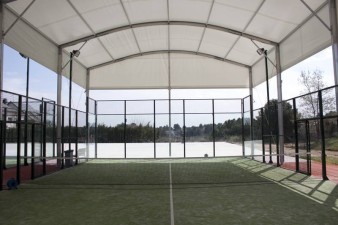 La structure de notre couverture de terrain de padel