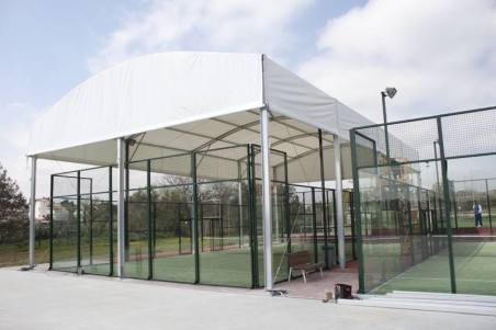 Couverture du terrain de padel par un tissu polyester