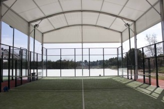 Couverture du terrain de padel par un tissu polyester