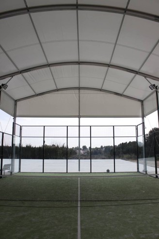 Couverture du terrain de padel par un tissu polyester